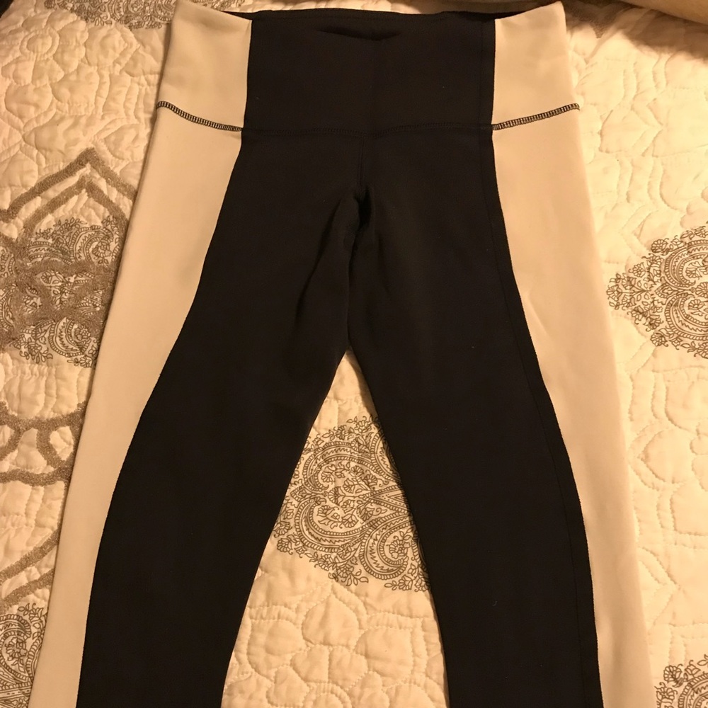 Lululemon Bonded White/Black Wunder Under Crops 4
